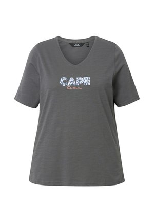 Graues T-Shirt mit kurzen Ärmeln und V-Ausschnitt, bedruckt mit "CAPE Town" Grafik in Blau und Rot. Hergestellt aus einem weichen, leichten Stoff mit lockerer Passform.