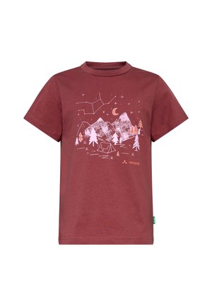 Maglietta bordeaux a maniche corte con stampa bianca di una scena da campeggio che include montagne, alberi, tenda, falò, luna e costellazioni di stelle.