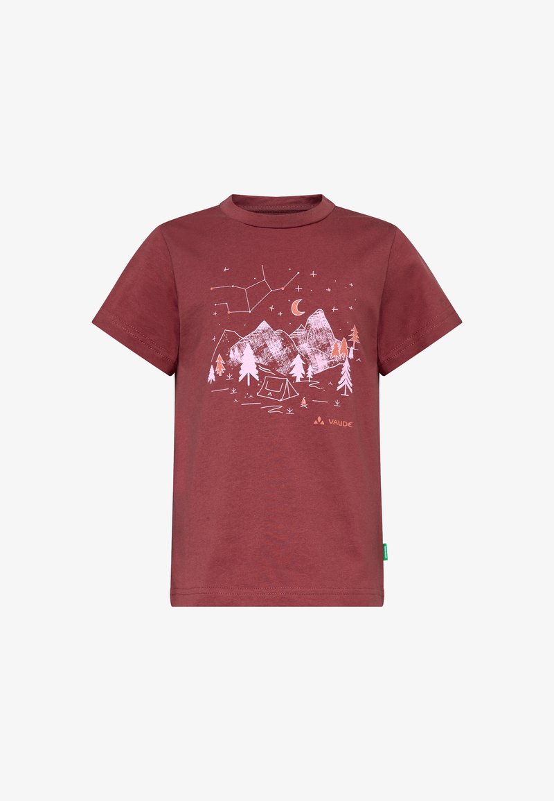 T-shirt bordeaux à manches courtes avec un imprimé blanc représentant une scène de camping comprenant des montagnes, des arbres, une tente, un feu de camp, la lune et des constellations d'étoiles.