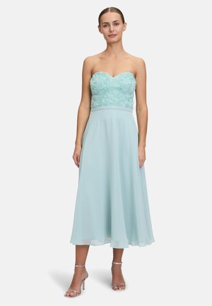 Aqua trägerloses Kleid mit strukturierten floralen Verzierungen am Oberteil, fließendem Satinrock und transparenten Absätzen.