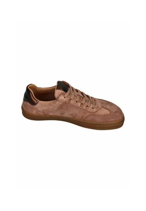 Brauner Herren-Sneaker aus Wildleder im niedrigen Schnitt mit braunen Schnürsenkeln und dunkelbraunem Lederdetail an Ferse und Zunge.