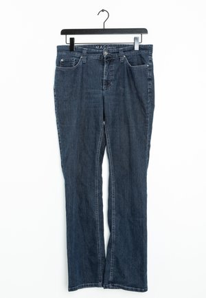 Jean en denim bleu foncé avec une coupe droite, comportant une poche avant, des passants pour ceinture et des coutures visibles le long des coutures.