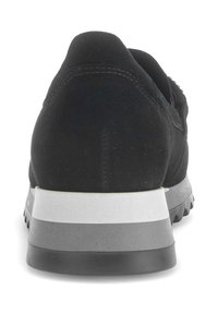 Zwarte suède sneaker met een ronde neus, gevoerde hak, contrasterende witte tussenzool en een gestructureerde grijze buitenzool voor verbeterde grip.