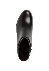 Botín de cuero negro hasta el tobillo con punta afilada, textura suave, cremallera lateral y diseño minimalista, visto desde arriba.