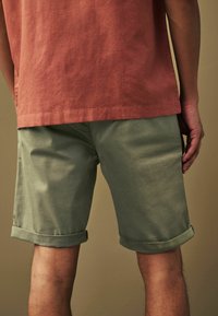 Next GARMENT DYE - REGULAR FIT - Rövidnadrágok - khaki green