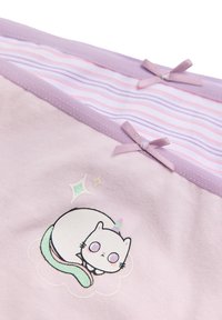 Tela de algodón morada con un patrón de rayas en la parte superior, que presenta un gráfico de un gato de dibujos animados y pequeños lazos. Incluye detalles brillantes.