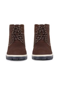 Prune nahkasaapad kontrastsete õmblustega, ümar varvas, paeltega sulgemine ja tekstuuritud talla jaoks, et tagada haarde. Omab metallist silmuseid ja pehmet krae.