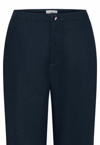 Pantalones azul marino fabricados en una tela suave con cierre de botón en la cintura. Presentan un diseño de pierna recta y no tienen bolsillos visibles.