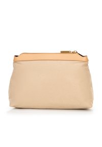 Pochette cosmetica in tessuto beige con una texture liscia e rifinitura in pelle marrone. Presenta una cerniera dorata e una base arrotondata.