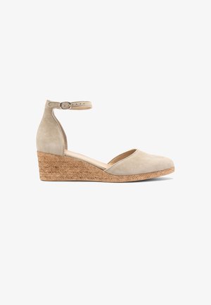 Beige ruskinds kilehælssko med ankelrem, åbent tå-design og tekstureret jute-beklædt hæl. Klassisk form med en glat finish.
