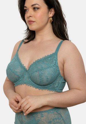 Un soutien-gorge en dentelle sarcelle présente des motifs floraux, des bords festonnés et des bretelles réglables. Il a une base lisse et un délicat détail de bouton au centre.