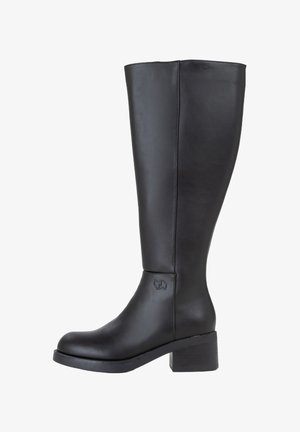 Bottes noires en cuir, hautes, avec une texture lisse, un bout arrondi et un talon block. Présente un branding minimal sur le côté.