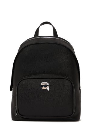 Schwarzer Leder-Rucksack mit strukturierter Oberfläche, runder Silhouette, Oberhandgriff, vorderer Reißverschlusstasche und einem silbernen Logo-Akzent.