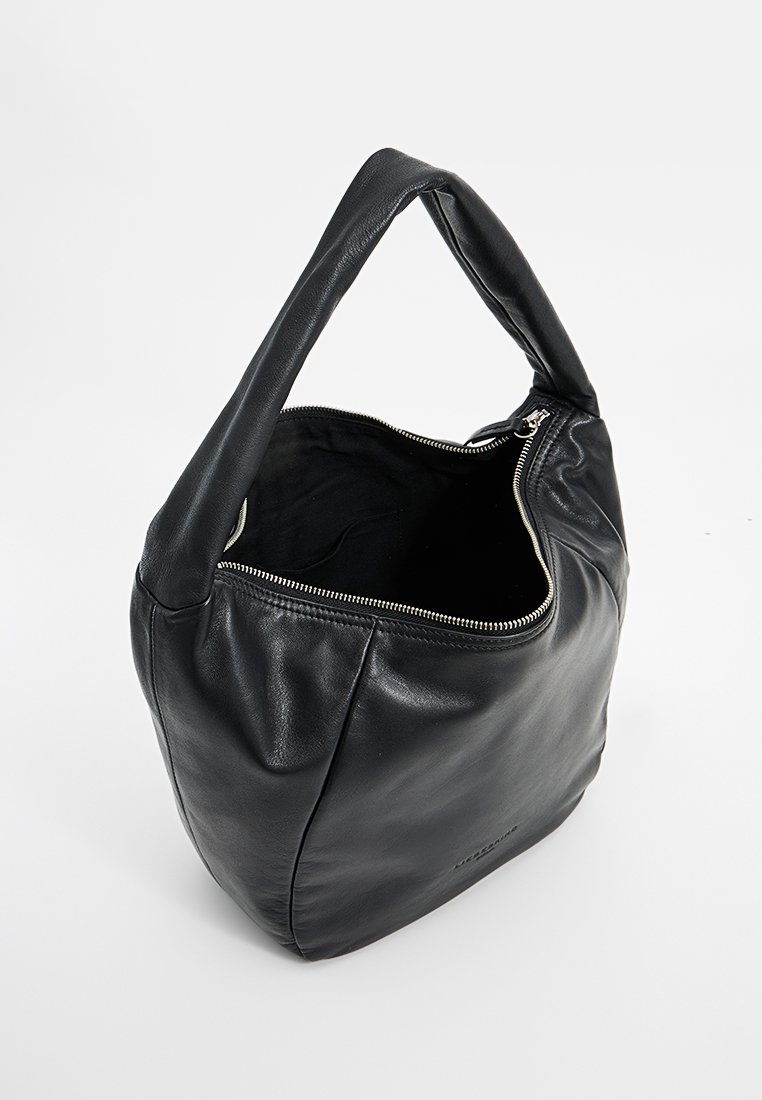 Schwarze Lederhandtasche mit Reißverschluss, weicher Textur, runder Form und einem einzigen Griff. Das Innere sieht dunkel und geräumig aus.