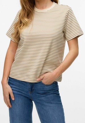 Beige T-shirt met horizontale bruine strepen, korte mouwen en een ronde halslijn, gecombineerd met blauwe spijkerbroek. Gladde textuur.