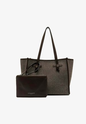 Bruine draagtas in visgraatmotief met twee handvatten, voorzien van donkerbruine leren accenten; inclusief bijpassend ritszakje met logo.