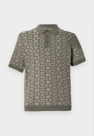 Polo à manches courtes en vert olive avec un motif géométrique, col et ourlet côtelés, comportant trois boutons sur le devant.