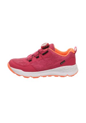 Rosa Sportschuh mit strukturiertem Obermaterial, orangen Akzenten und einem runden Schnürdial. Verfügt über eine weiße Sohle mit Gummitraktion.