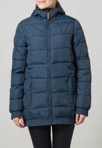 Marineblå dynejakke med hætte, quiltet design, lynlåslukning og sidelommer. Har ribbet kant og en logo-patch på ærmet.