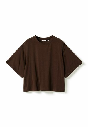 Dunkelbraunes, kurzärmeliges, bauchfreies T-Shirt mit rundem Ausschnitt, flach auf weißem Hintergrund liegend.