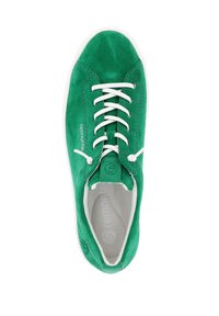 Sneaker verde in suede con lacci bianchi, punta arrotondata e suola in gomma liscia. Presenta il logo sul lato e una soletta testurizzata.