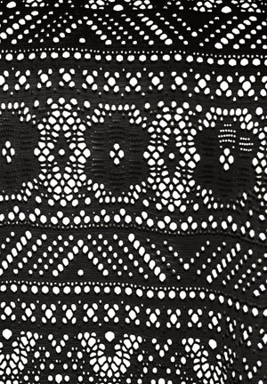 Tissu noir avec des motifs de dentelle complexes présentant des formes géométriques et des motifs floraux en rangées horizontales aux dessins variés.