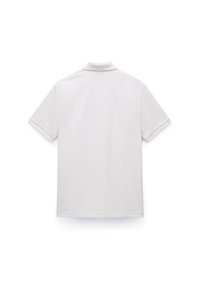 Polo bianca semplice a maniche corte vista da dietro, con colletto classico e sottili bordi delle maniche risvoltati.