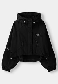 Svart kortad jacka i lättviktig tyg. Har huva, elastiska ärmslut och framfickor med dragkedja och justerbara snoddar.