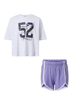 T-shirt bianca a maniche corte con grafica nera e viola "52" e pantaloncini sportivi lilla con bordi bianchi.