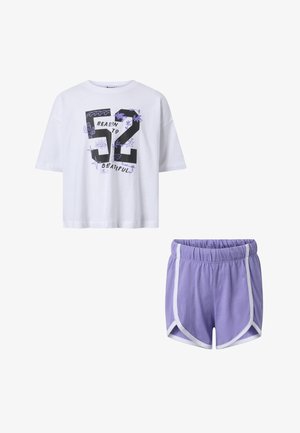 T-shirt bianca a maniche corte con grafica nera e viola "52" e pantaloncini sportivi lilla con bordi bianchi.