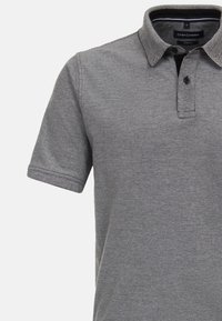 Harmaa poolopaita, jossa on teksturoitu kudos, ja kontrastoiva kaulus sekä hihansuut. Napillinen etuosa; lyhyet hihat. Brändi: Casa Moda.