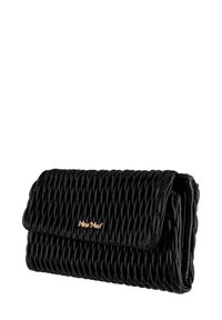 Borsa a mano in pelle nera con texture trapuntata, design a ribalta e dettaglio con logo dorato. Forma rettangolare compatta per un facile trasporto.