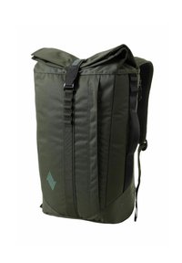 Mochila verde de nailon con cierre de tipo roll-top, correa ajustable, bolsillos laterales y una superficie texturizada. Presenta un logo en la esquina inferior.