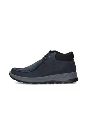 Stivali blu scuro con tomaia sintetica liscia, suola in gomma grigia, dettagli dei lacci e colletto imbottito nero per maggiore comfort e supporto.