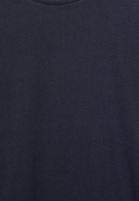 Marineblaue Baumwoll-T-Shirt mit Rundhalsausschnitt, das eine glatte Textur hat und keine sichtbaren Muster oder Akzente aufweist. Einfaches und klassisches Design.
