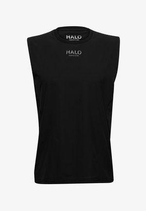 Ærmeløs sort tanktop lavet af glat stof. Har en rund halsudskæring og logoer trykt foran. Simpelt design uden mønstre.