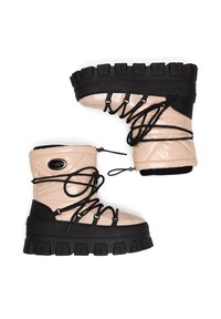 Beżowe ocieplane buty z czarną gumową podeszwą. Mają sznurowany fason, miękką pikowaną teksturę oraz okrągłe logo na zewnętrznej stronie.