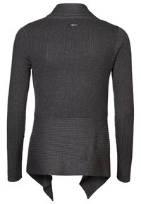 Grå ribbad kofta med sjalkrage, med en längre bakslits och texturerad kropp. Materialet verkar mjukt med en subtil lyster.