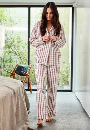 Brun og hvidt ternet pyjamasset, der har en knaplukket top og matchende bukser med en afslappet pasform og manchetter. Blødt stof.