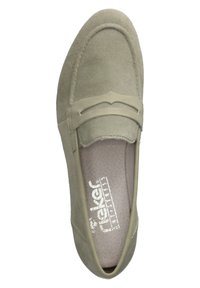 Scarpa slip-on in suede grigio chiaro con design mocassino, caratterizzata da una punta cucita e una fascia decorativa sulla parte superiore. Insonorizzante morbido e texturizzato visibile.