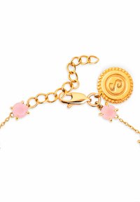 Pulsera de cadena de oro con acentos de piedras preciosas rosas y un cierre decorativo con un diseño circular elevado. Textura suave con acabado brillante.