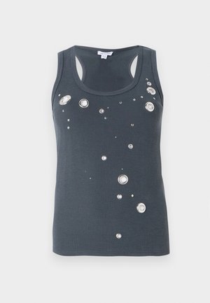 Tummanharmaa hihaton paita, jossa on avara kaula-aukko, ja jota koristavat hajallaan olevat metalliset pyöreät ja neliönmuotoiset koristelut. Pehmeä, lähittäin istuva kangas.