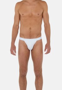 Tanga da uomo bianco realizzato in tessuto liscio, dotato di un ampio elastico in vita. Design semplice con copertura minima, sia davanti che dietro.