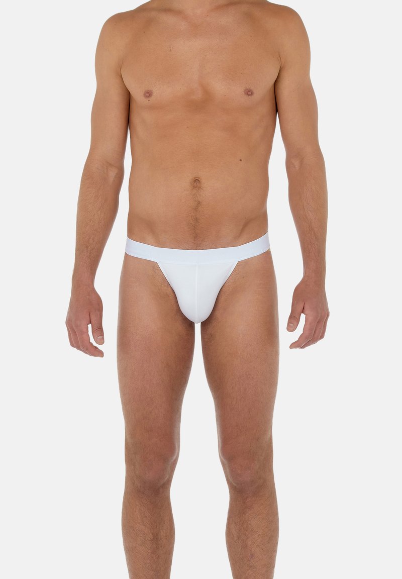 Tanga da uomo bianco realizzato in tessuto liscio, dotato di un ampio elastico in vita. Design semplice con copertura minima, sia davanti che dietro.