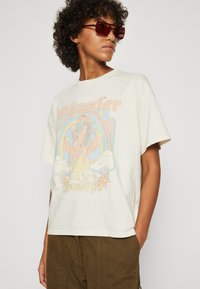 Wrangler GIRLFRIEND TEE - Tričko s potlačou - vintage white