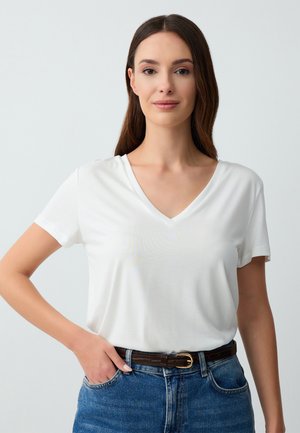 STRAIGHT FIT V NECK SHORT SLEEVED - T-shirt basique - white
