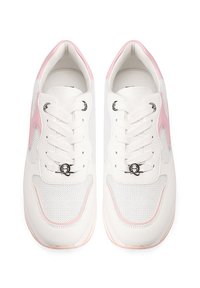 Scarpe sportive bianche con accenti rosa, pannelli in rete testurizzati, lacci, punta arrotondata e dettaglio con logo circolare sulla linguetta.