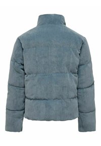 Chaqueta puffer en tela de sarga de color azul claro con un alto cuello, presenta una textura de canalé vertical y secciones acolchadas horizontales.