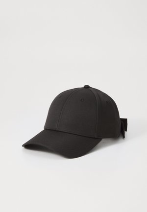 Sort baseballcap med en struktureret form, lavet af tekstureret stof. Har syede detaljer, en rund skygge og en lukning med rygstrop.