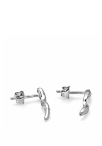 Orecchini a bottone in argento con un design curvo, caratterizzati da metallo liscio e accenti testurizzati. Ogni orecchino ha una chiusura a perno sicura.